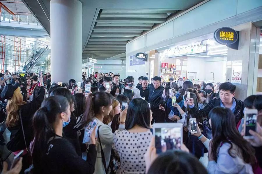 站姐,代拍扰乱机场追星,谁该担责成"悬案"