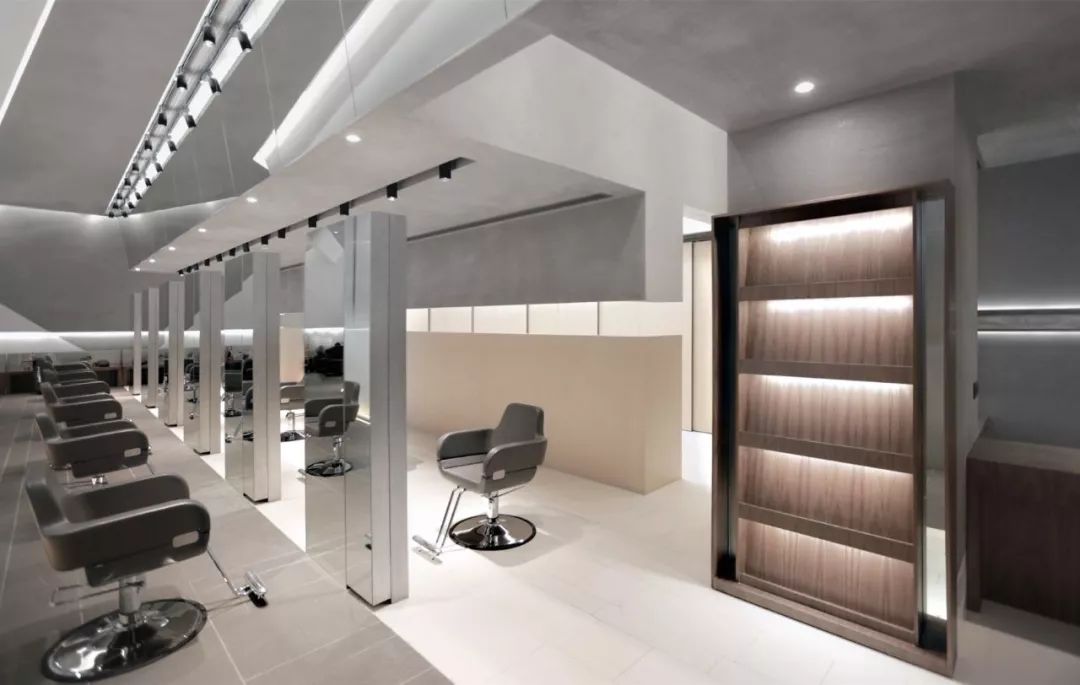 是时髦的造型机构多元概念空间wakeup造型机构的直接把wakeup印上海报