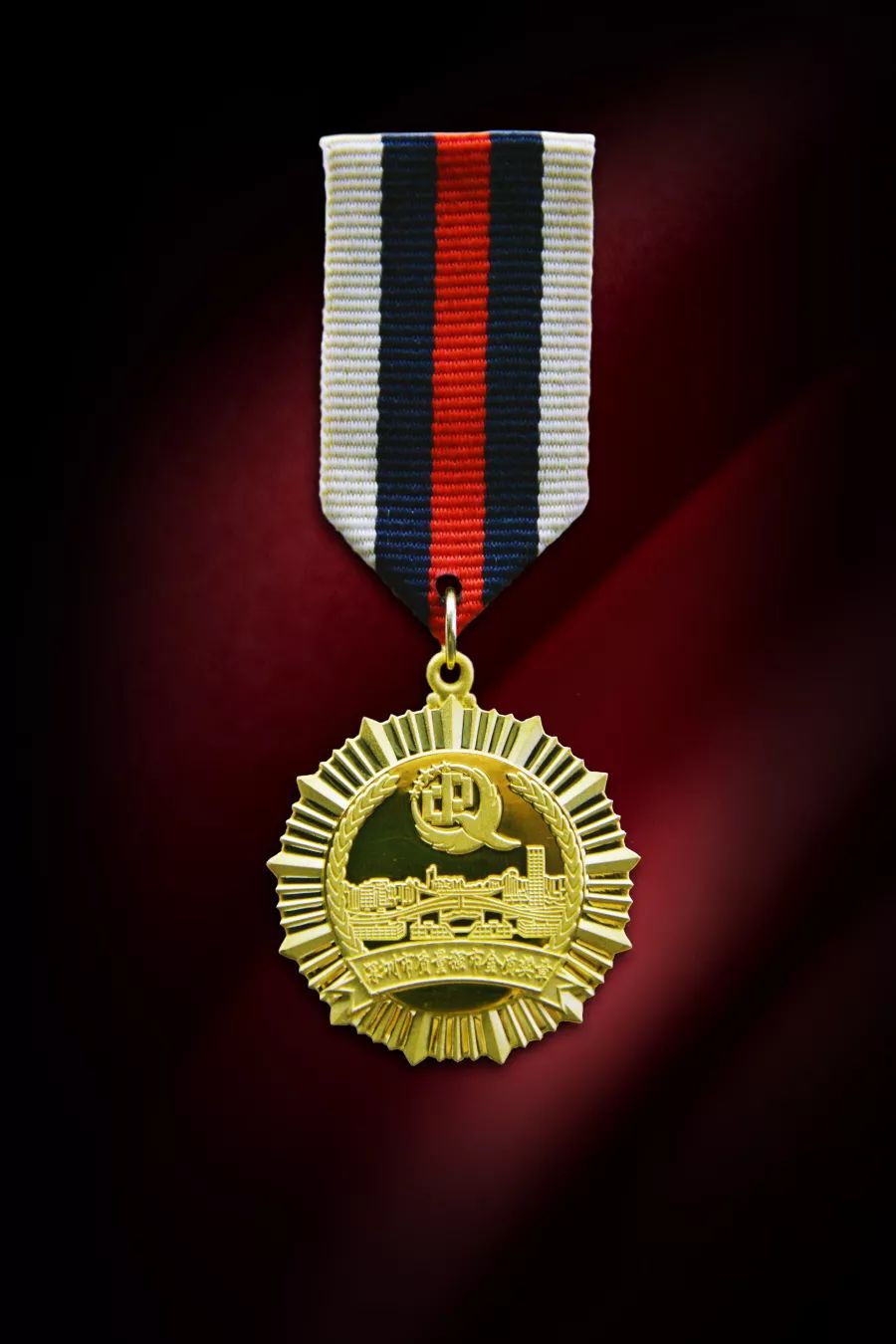 马蔚华为他颁发深圳市最高个人质量荣誉深圳市质量强市金质奖章