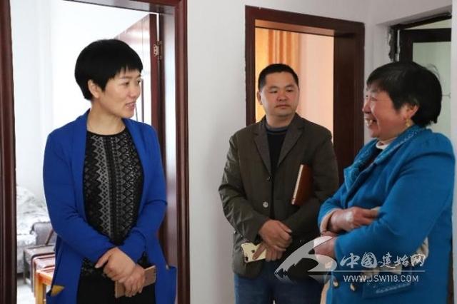 县委书记向红林贫困村里出考题