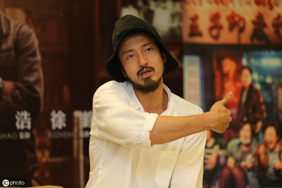 王传君宣传电影时的照片,活成艺术家了