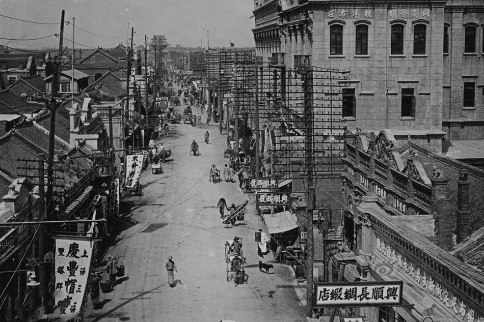 九一八前的东北关东军在食堂喝酒营口大街上走过一队东北军