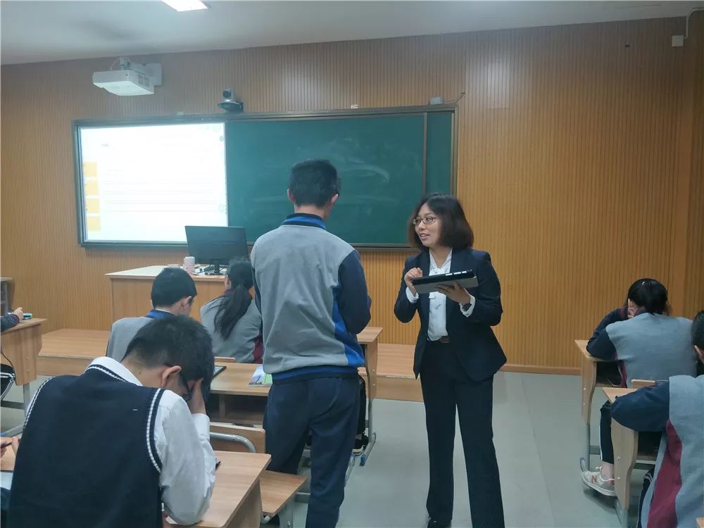 随后进行的是激动人心的授牌仪式,宁波市教育局党委委员,巡视员傅雪波