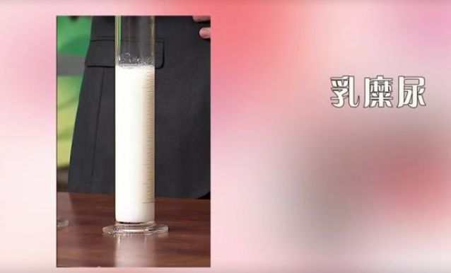 3,乳糜尿2,浓茶色尿液1,透明尿液尿液的颜色取决于尿色素的多少,可以