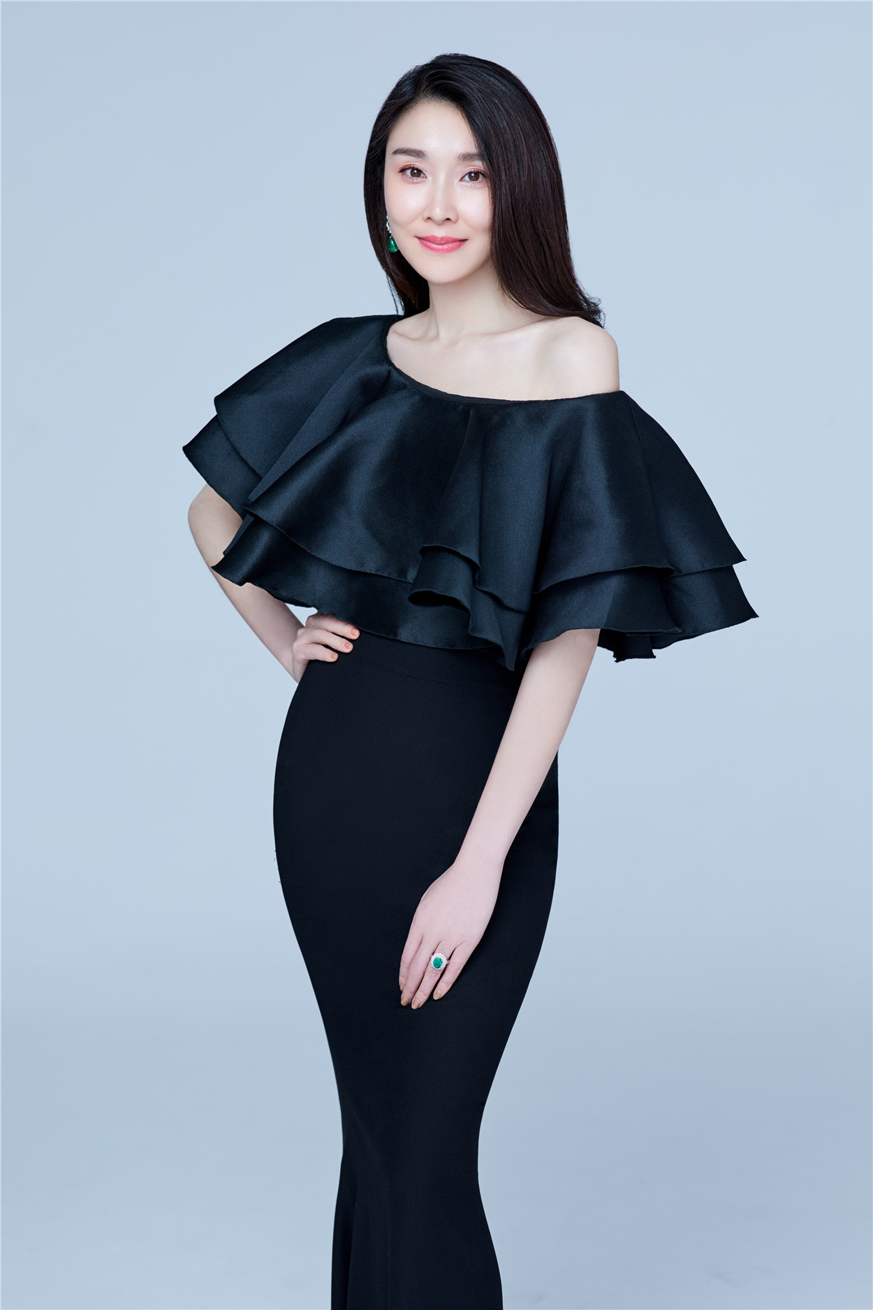 陈丽娜演绎气场知性美 职场御姐范十足