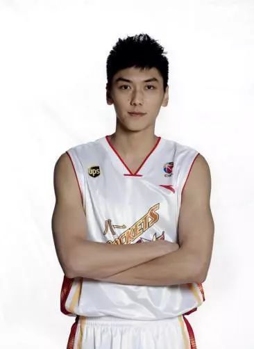 他曾接受辽宁青年队的骨龄测试,但被嫌弃身高不够,最终留在了八一男