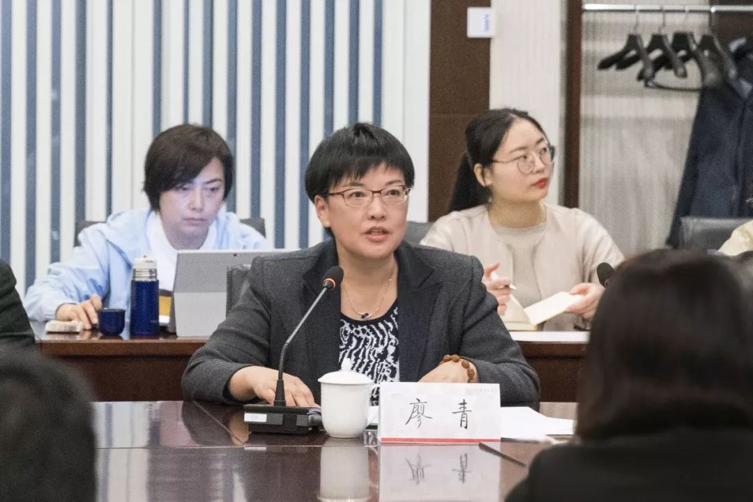 处长冯令刚,中国美术馆民间美术部副主任周佳,北京服装学院副校长廖青