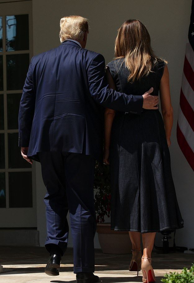 而特朗普这样搂着妻子的腰,从背影看果真是满满的爱啊!