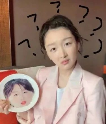 手拿盘子的周冬雨也是一脸懵逼,那表情就好像是在说"你嫌弃我"?