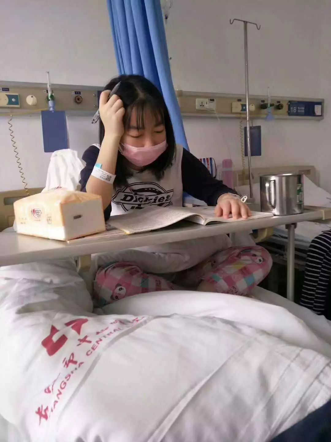 爱心丨不想缺席高考,长沙17岁女孩患白血病后仍坚持学习