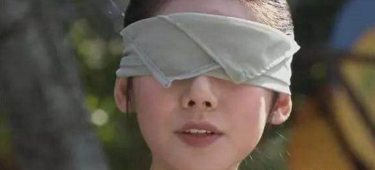 一块丝巾蒙着眼睛图片图片