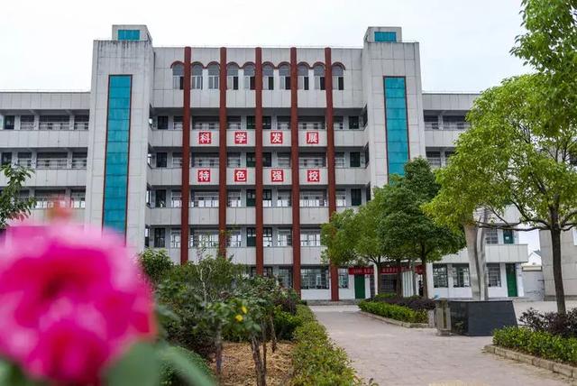 光山县马畈高中举行成人仪式暨五四"模范青年"表彰大会