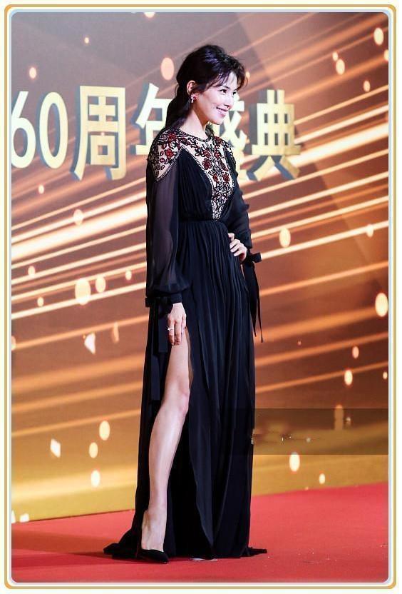 刘涛尴尬了穿裙子亮相看脸20岁却被腿出卖年龄