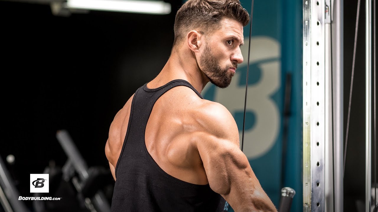 大重量做臂屈伸动作,很容易会发生手肘疼痛,原因是没有先激活肱三头肌