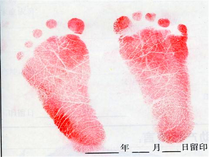 给新生儿留脚印,其实很重要,原因医生不说,父母得知道