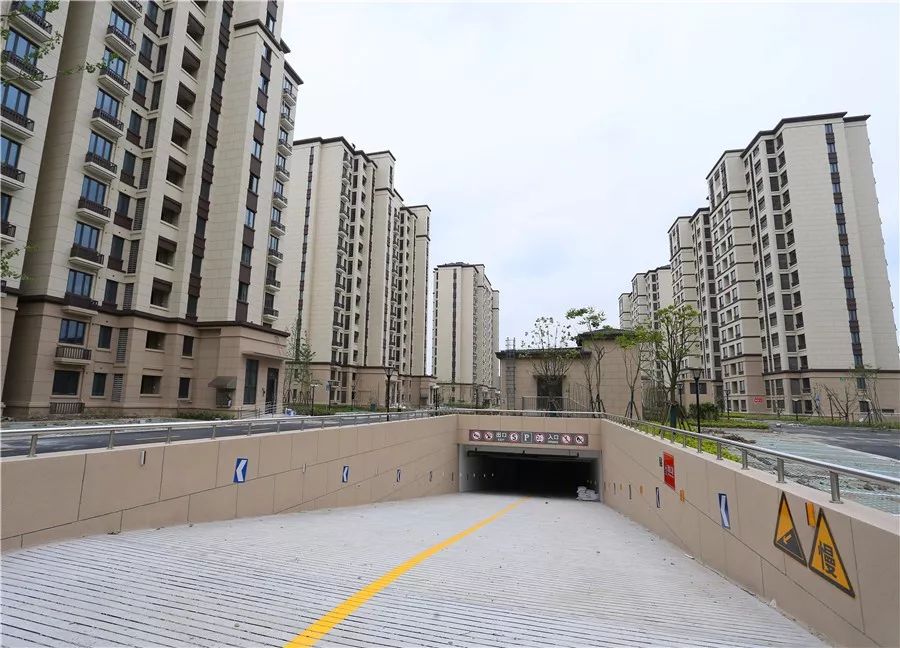 小区建设范围东至文浦路,南至涞泾路,西至沪亭南路,北至八千沟,占地