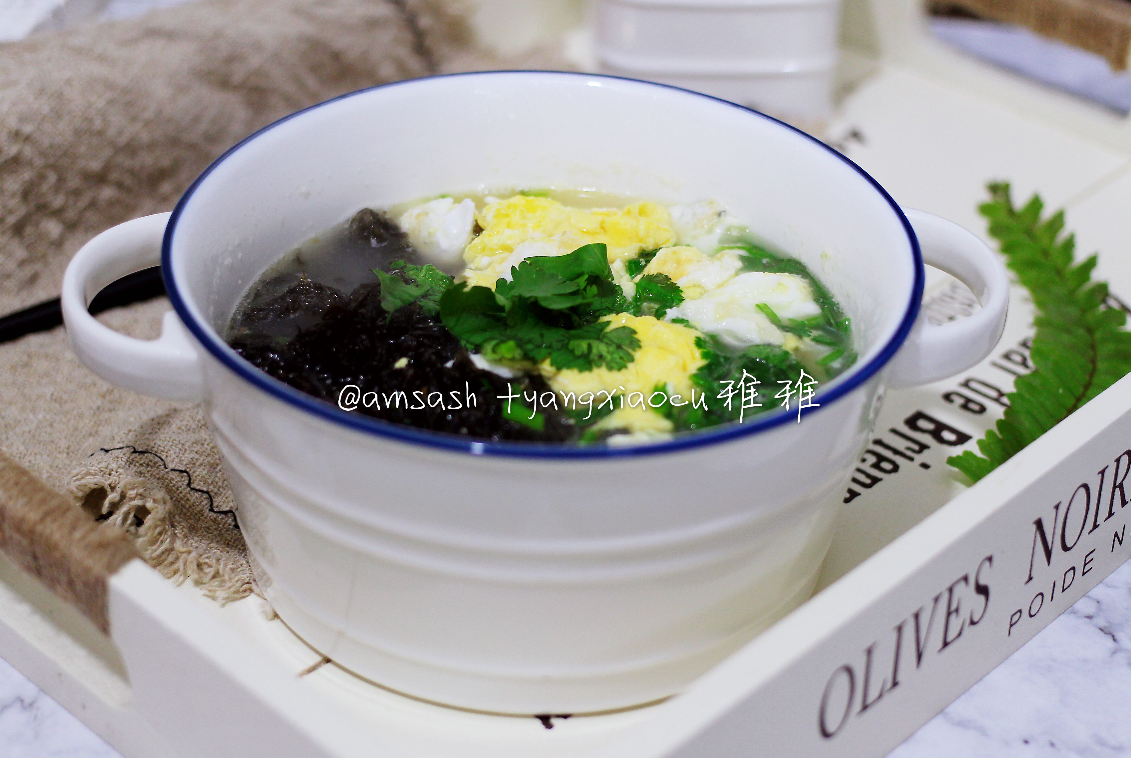 紫菜鸡蛋汤制作材料:紫菜1张 鸡蛋3个 香菜1颗 盐适量制作步骤:1