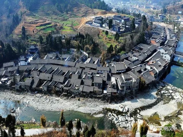 地处陕,甘,川三省交界处,东临安乐河镇,南接广坪镇,西邻四川省青川县