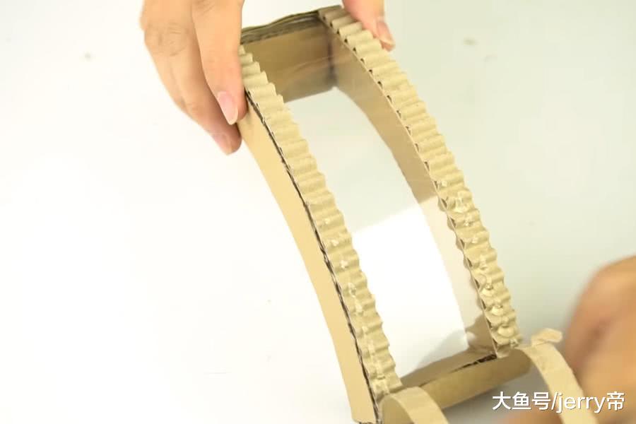 学校举办吃鸡创意大赛小学生自制简易版三级头老师看后笑趴了