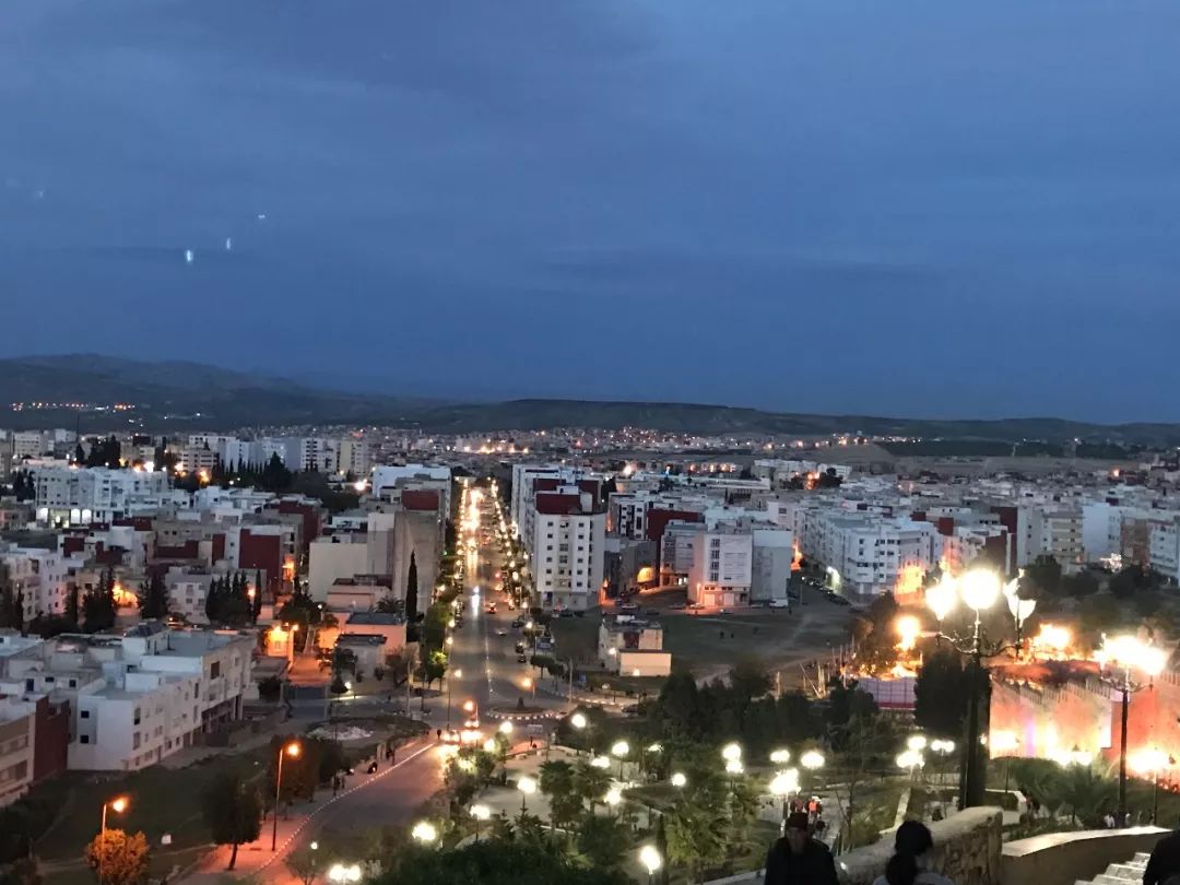图2 塔扎夜景
