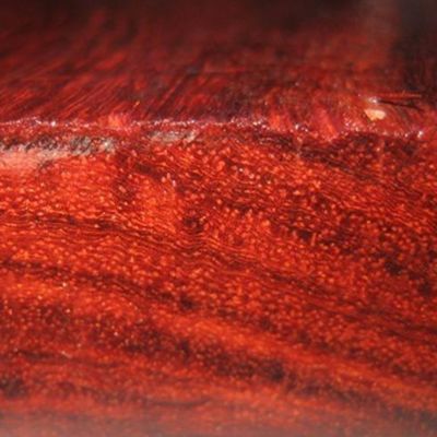 澳洲血檀血檀与小叶紫檀的主要区别在于,血檀的木料粗大(正因如此