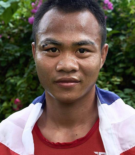 但从拳迷评论来看,很多拳迷因为胡斯-哥路沙的人品问题,都希望耀威猜