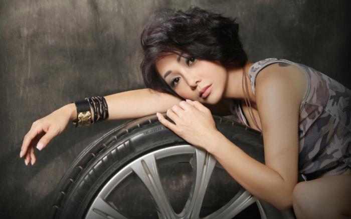 对于媒体的接连报道,当事人詹秉熙很快就做出回应,承认夫妻俩的感情的