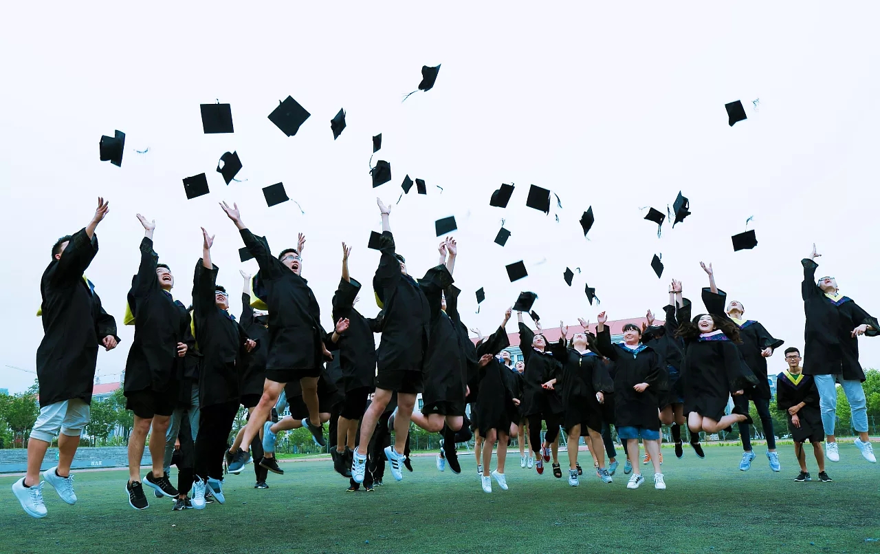 不管怎么说,毕业是一个人成长的一个重要拐点,扔学士帽作为一种仪式性