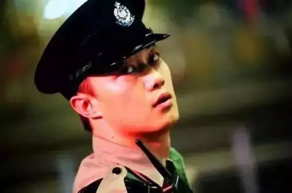 浓眉大眼丝毫不输当今小鲜肉脑海里年轻的他还是陈英俊把自己吃成陈