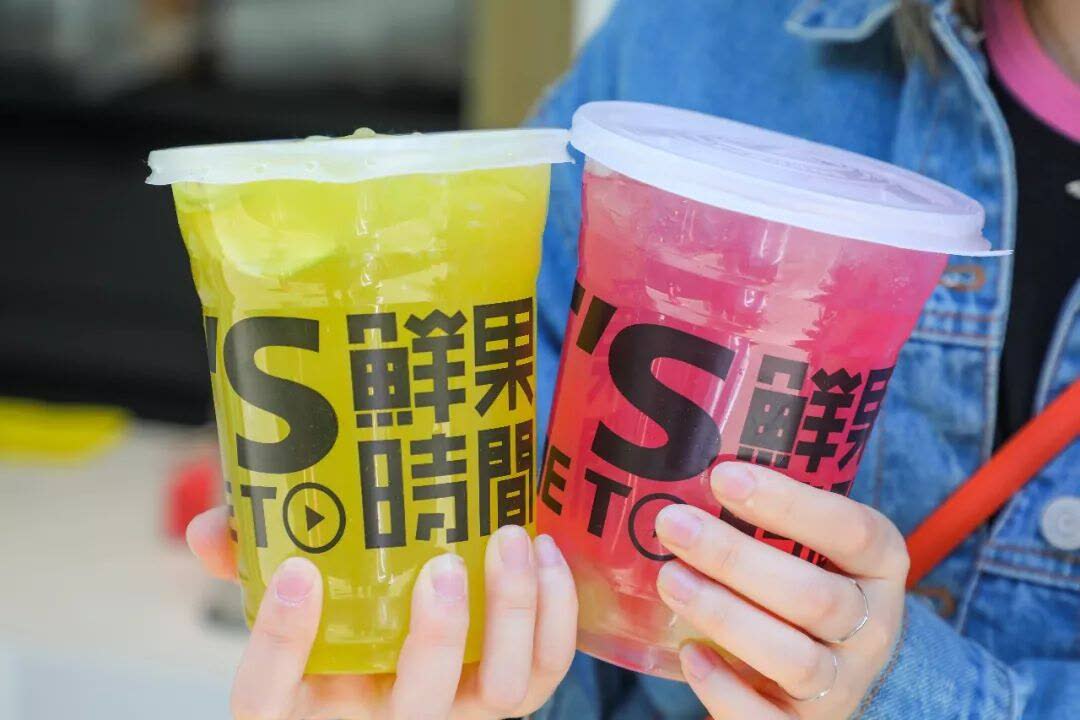 超大杯的酷乐鲜柠拿在手,觉得自己是街上最靓最酷的仔!