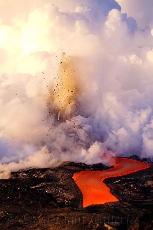 火山喷射,太壮观了!