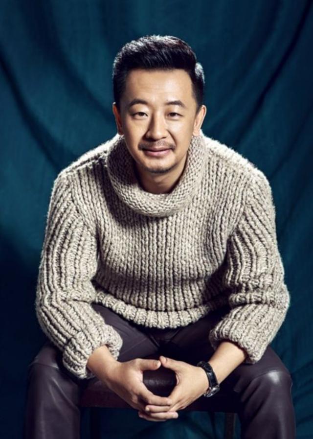 黄海波最新近照曝光小胡子浓密爬楼累到脸通红也不忘分享鸡汤