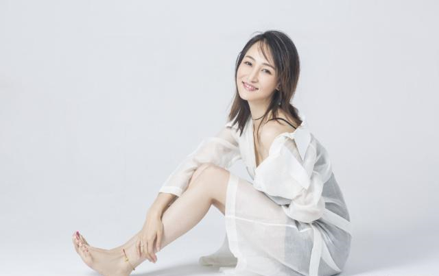 王皓终于有时间拍合照,帅气十足,妻子颜值高,一家人幸福美满_闫博雅