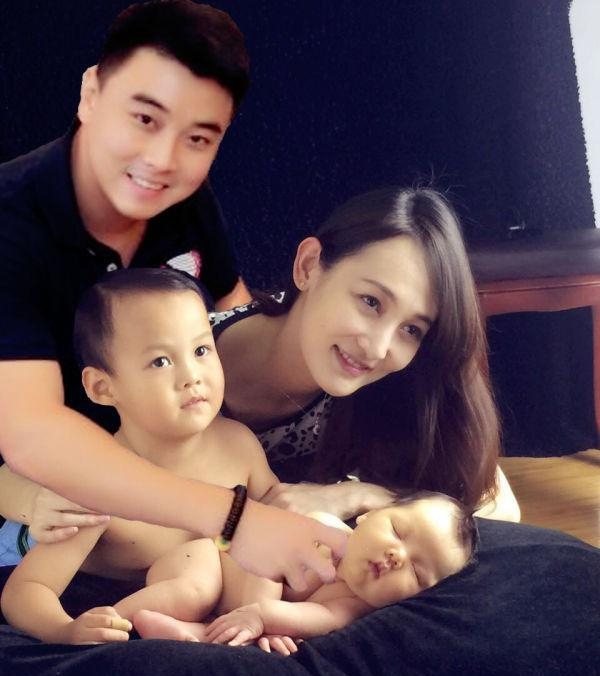 王皓终于有时间拍合照帅气十足妻子颜值高一家人幸福美满