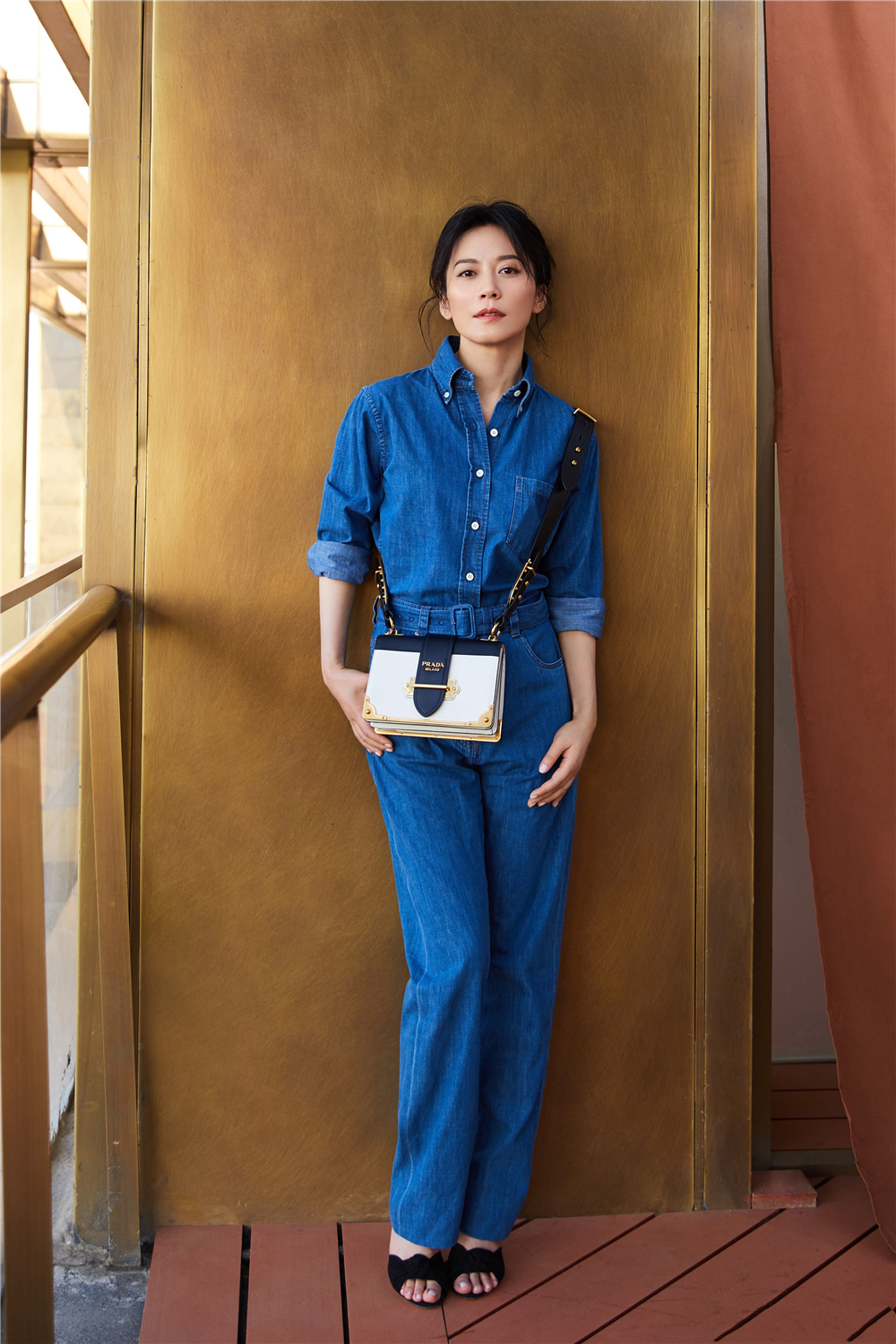 原创俞飞鸿美得很高调,小黑裙优雅换一身牛仔干练,48岁依旧美成焦点