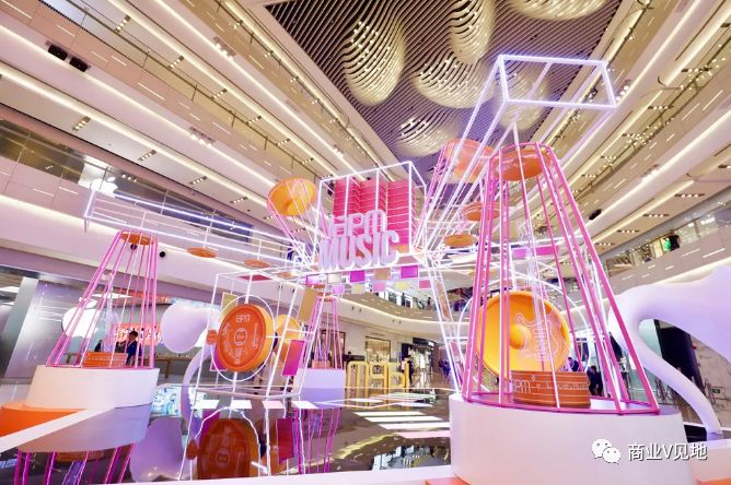 这是一场集灯光与音乐于一体的舞台表演.