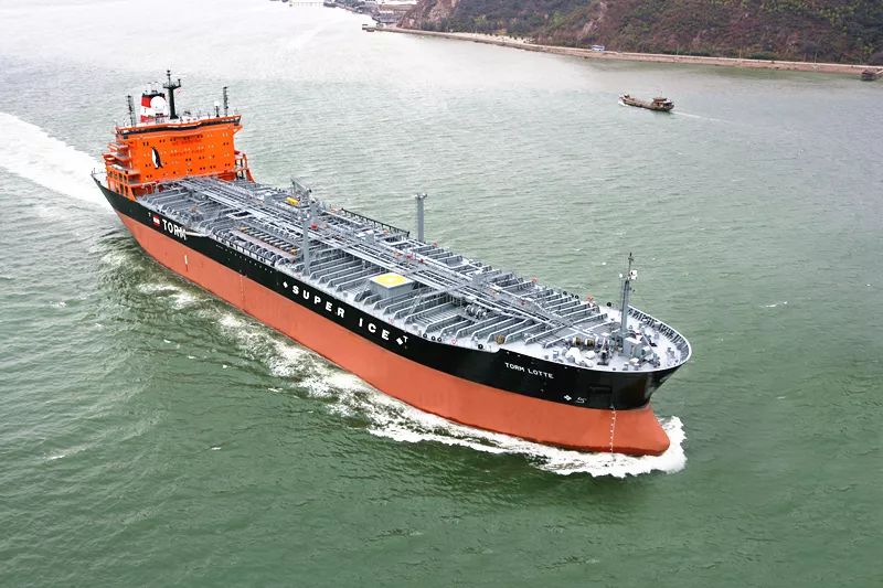 的世界首艘极地重载甲板运输船可在-50℃极寒环境航行2散货船近年来