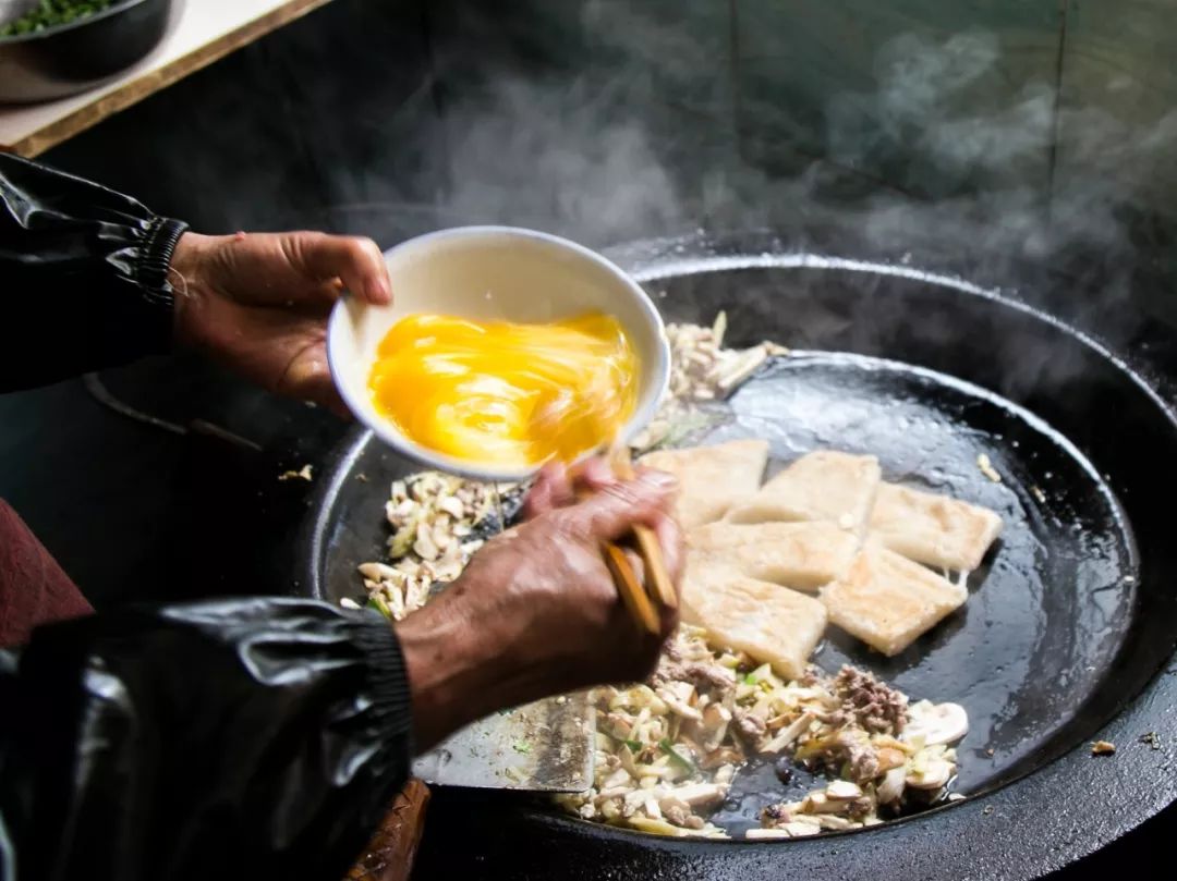 23年夫妻店用刀炒出来的这锅麻糍吊足了临海人的胃口