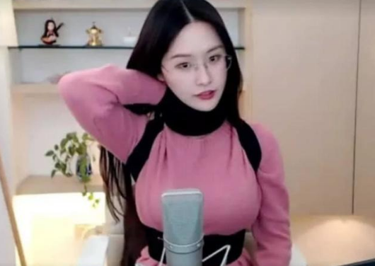 斗鱼歌姬阿冷身材爆炸把粉丝看懵了,说好的"空空如也"呢?