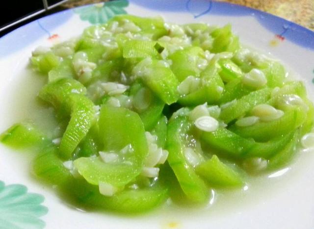 原创炒丝瓜时掌握2个小技巧丝瓜口感鲜嫩不发黑