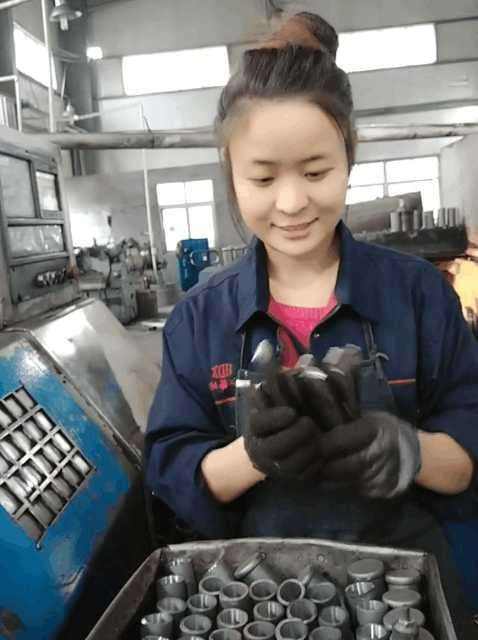 90后工厂女主管晒薪资感叹工厂工资不高网友还不错啊