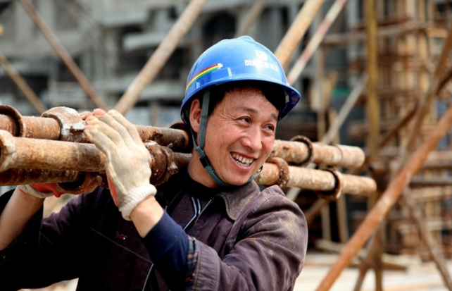 世界微笑日:镜头下的微笑真美,也要让农民工把微笑带回家