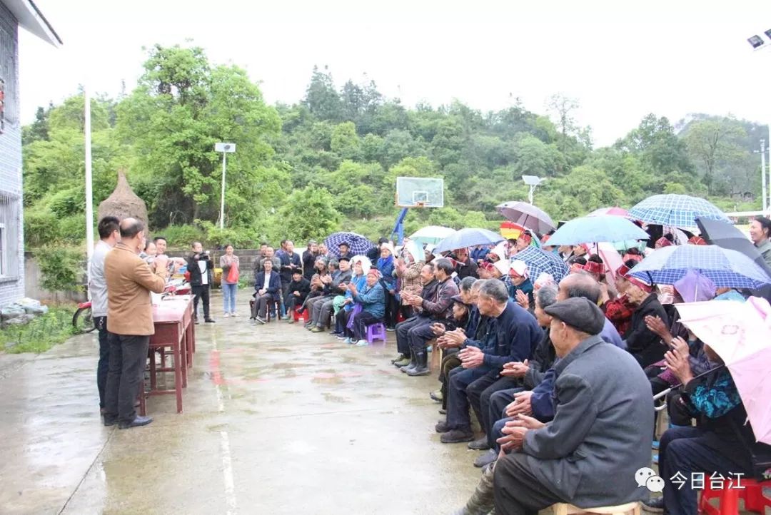 脱贫摘帽进行时 老屯乡榕山村:百合种植喜获分红 贫困户增收有保障