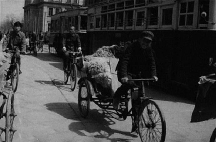 1954年時期北京人的出行狀況:道路上還有人力車