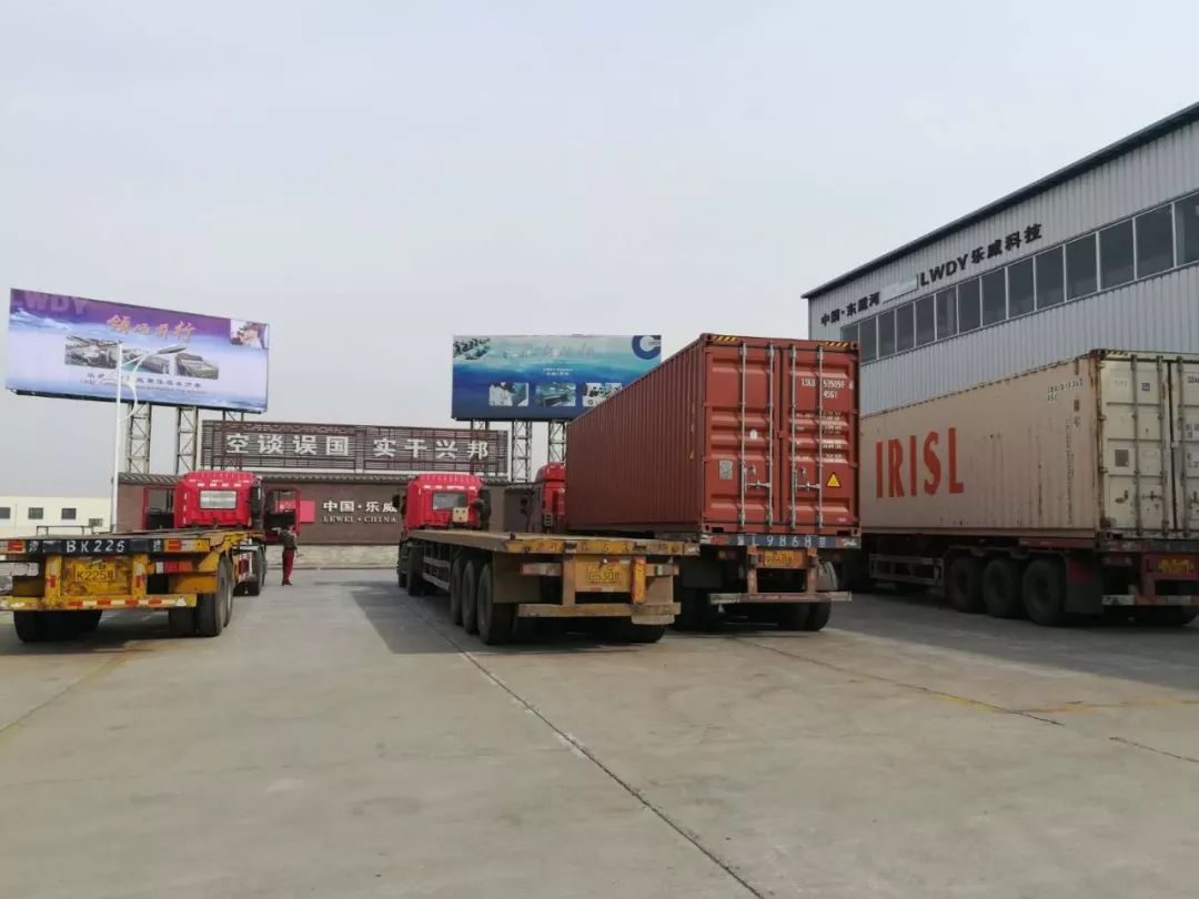 早上七时,七辆货车就驶进厂区.