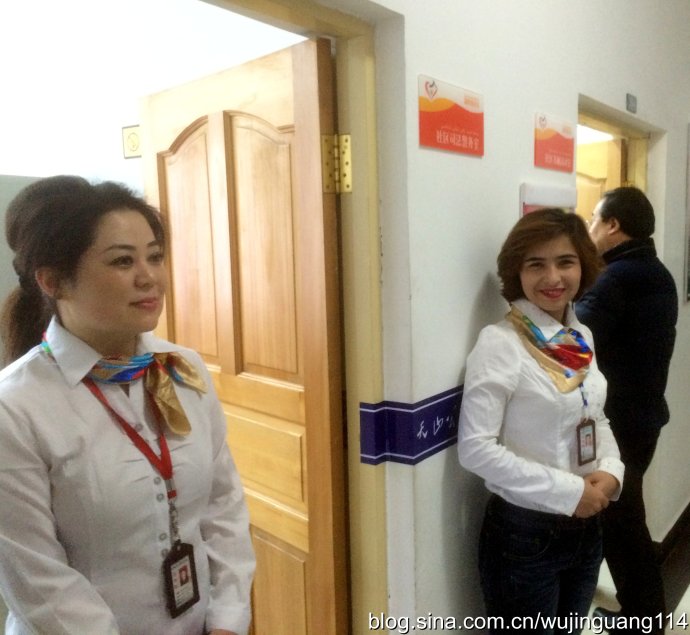 乌鲁木齐社区工作中的维吾尔族美女图