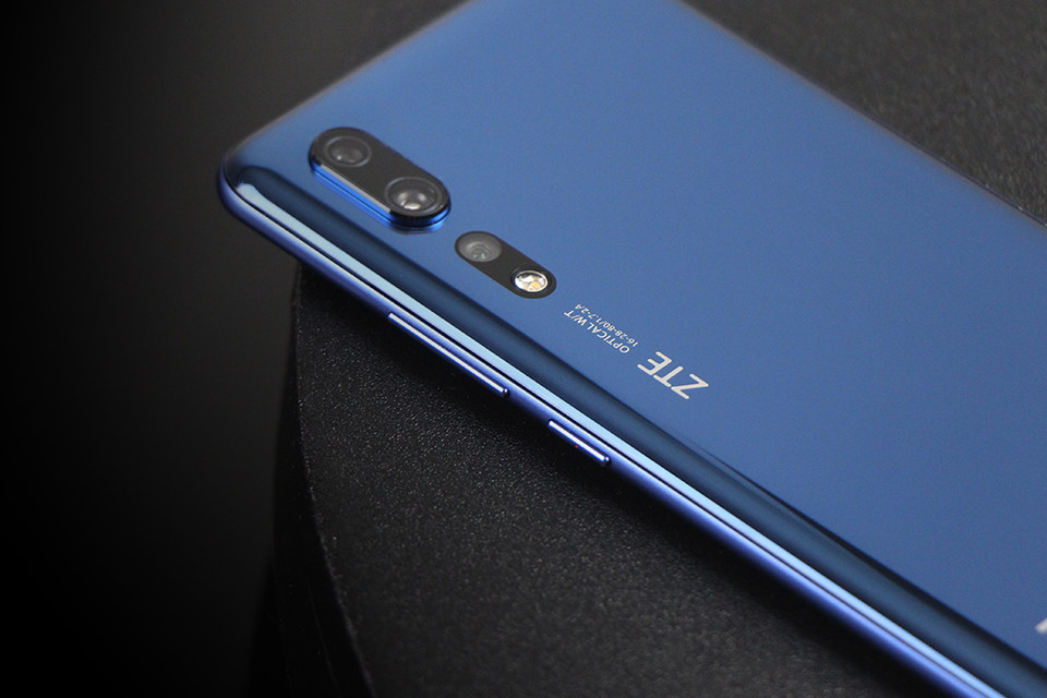 颜值出众的巅峰旗舰中兴天机axon10pro真机图赏