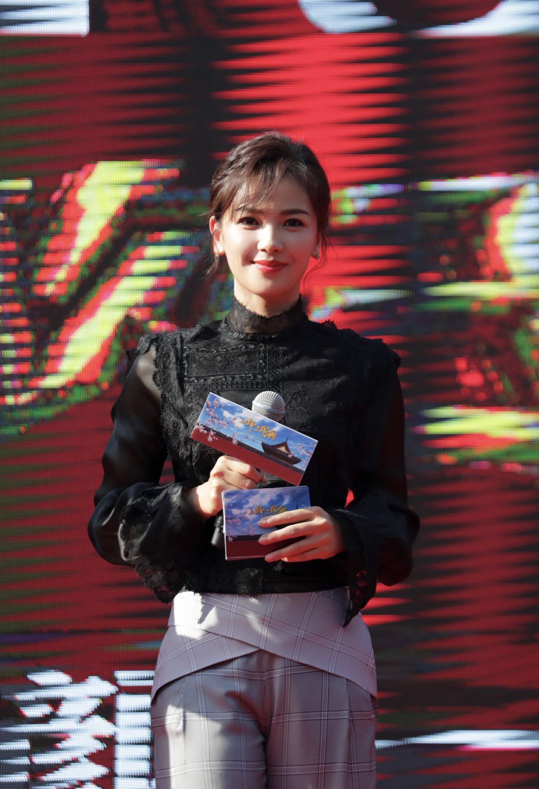 瘦下来的蒋欣,西装配半裙美得惊艳!同台刘涛两人体重是互换了?