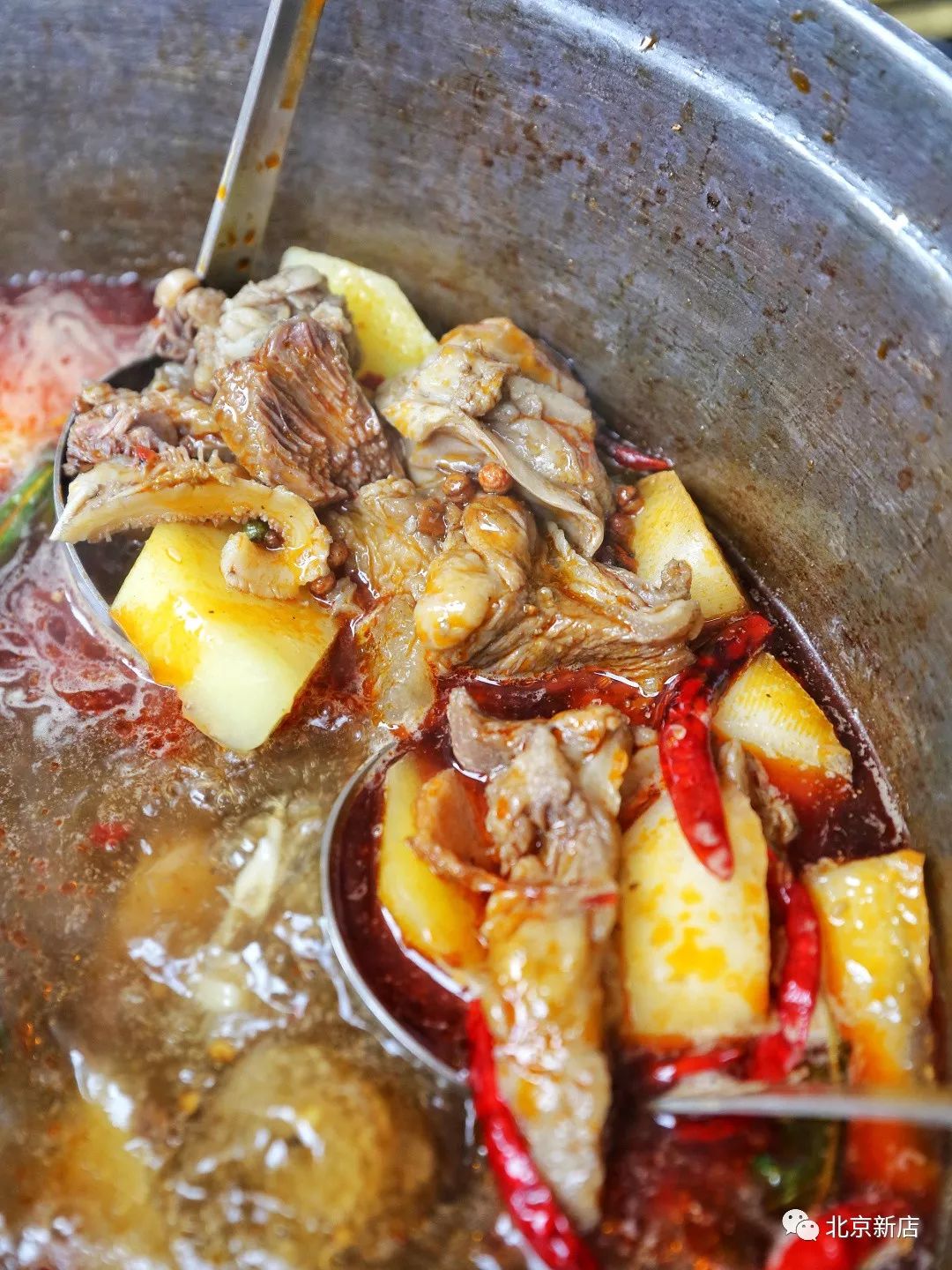 大锅牛肉自然也要搭上刀叉入场,才能称得上霸气,很符合新仔的气质呢