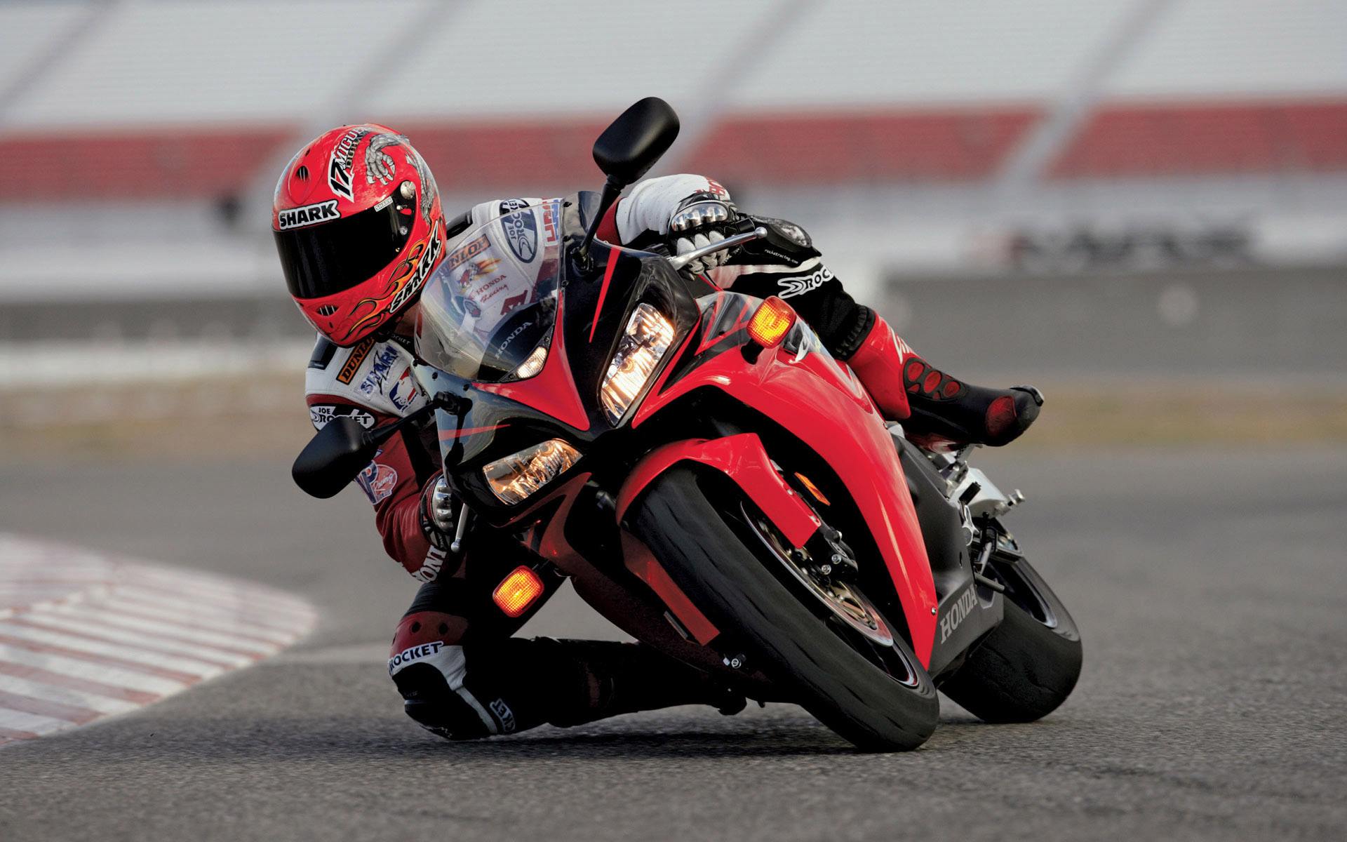 原创上海高架桥一车友骑摩托车坠亡,过弯速度超过你的极限怎么救?